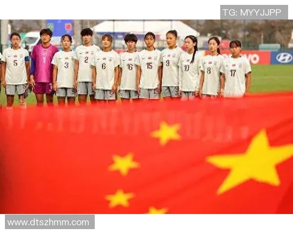 中国足球女将背影展现坚韧力量与无畏拼搏精神的瞬间